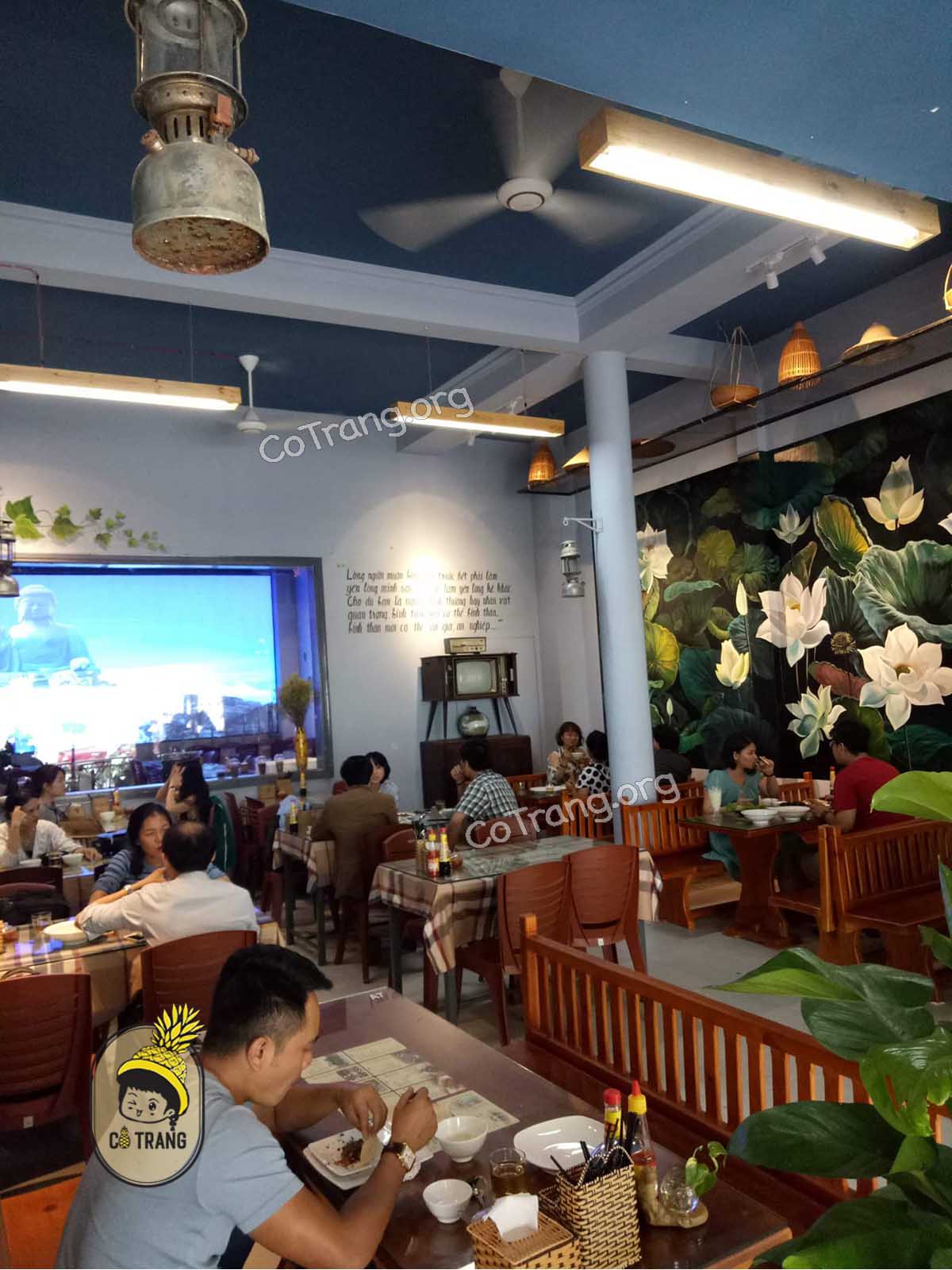 Không gian và món ăn thực tế tại Tiệm Chay Xưa
