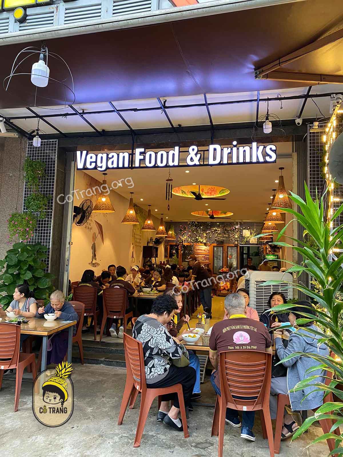 Không gian và món ăn thực tế tại Tiệm Chay Xưa
