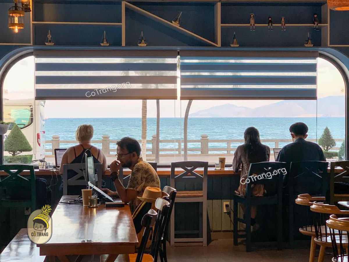 Không gian quán thực tế tại Beach House Coffee Nha Trang