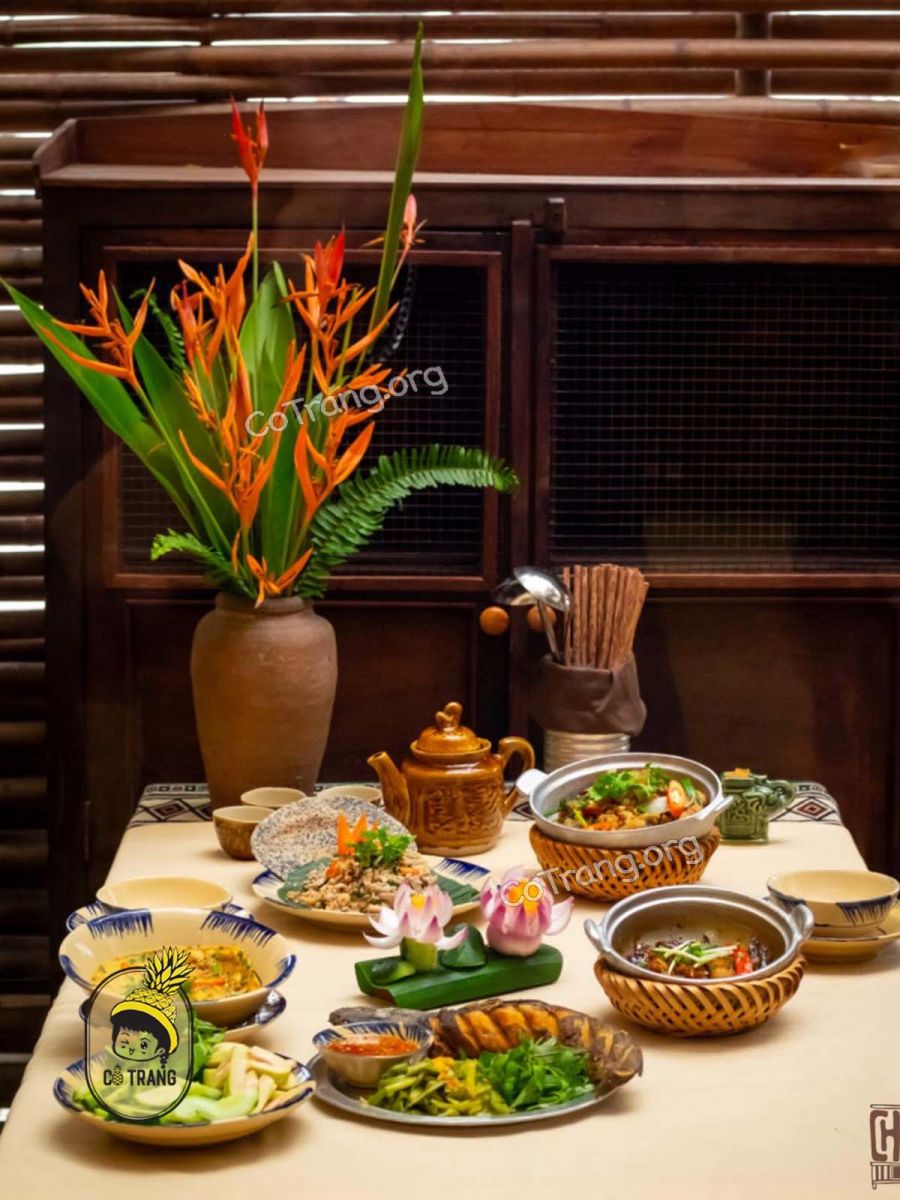 Không gian tại Cơm niêu Chạn Huế