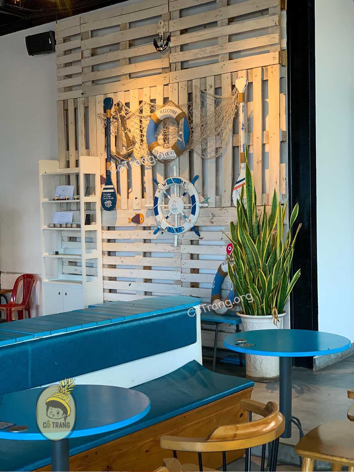 Không gian quán thực tế tại Beach House Coffee Nha Trang