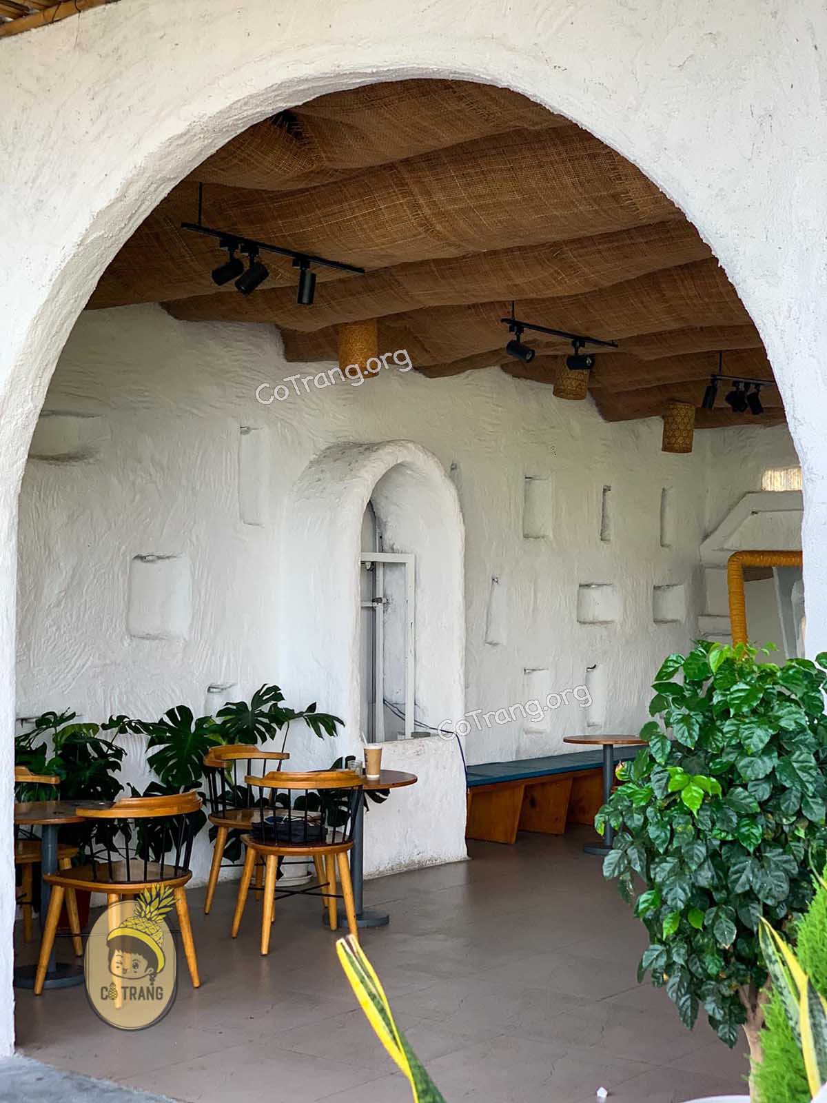 Không gian quán thực tế tại Beach House Coffee Nha Trang