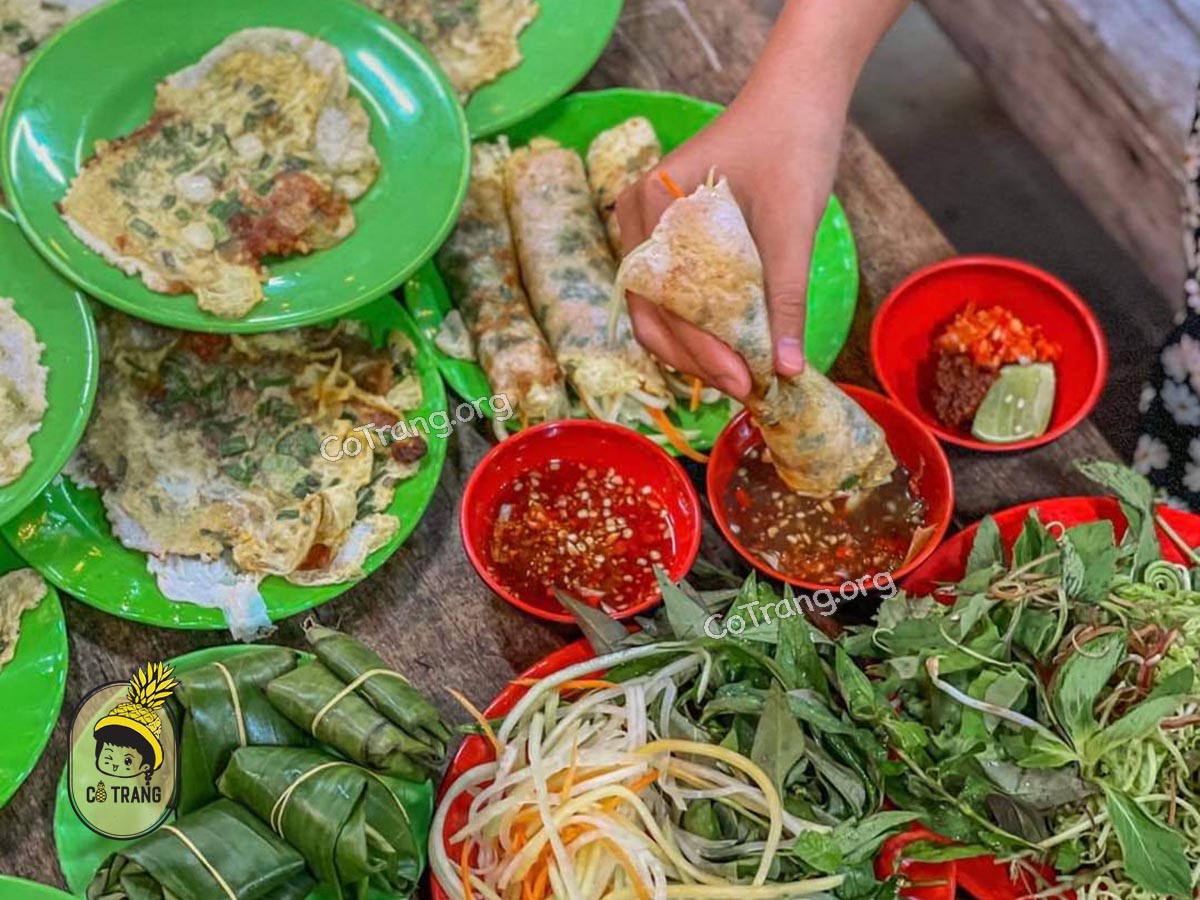 Bánh Ép Gia Di - Quán Bánh Ép nổi tiếng nhất nhì tại Huế, khách cực đông, menu, review