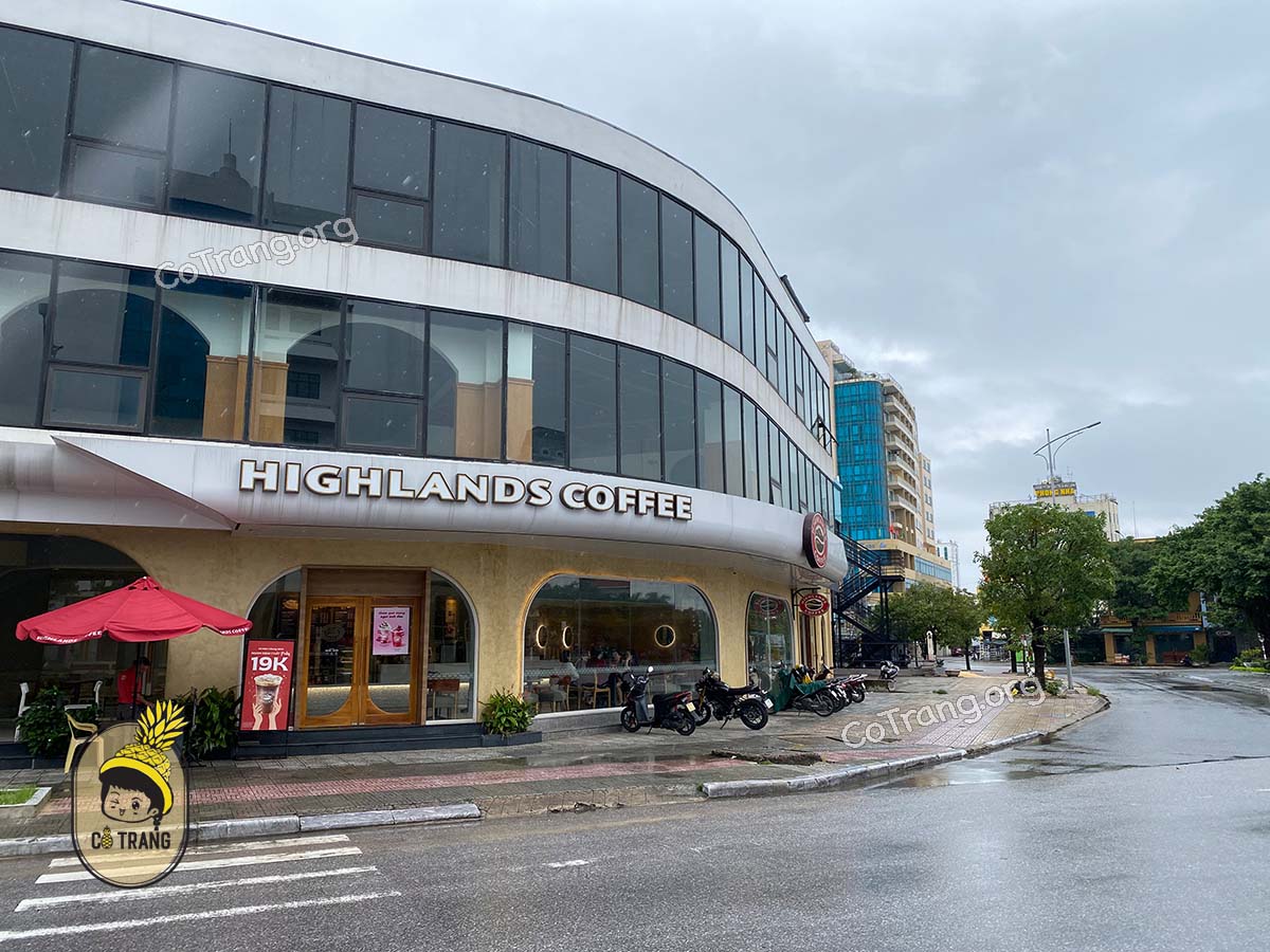 Không gian thực tế tại Highlands Coffee Đồng Hới