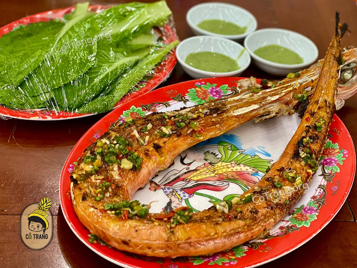 Không gian và món ăn tại Hải Sản Bé Mặn Đà Nẵng 