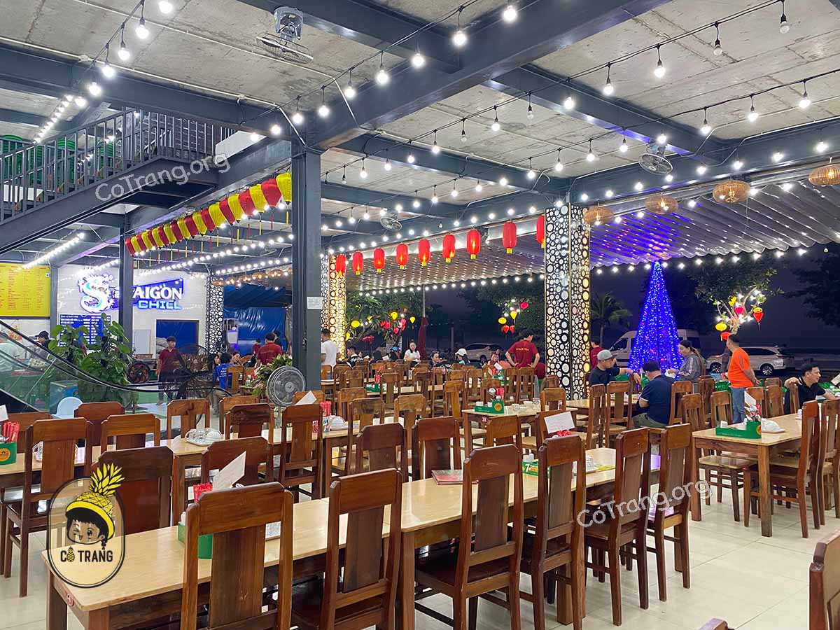 Không gian và món ăn tại Hải Sản Bé Mặn Đà Nẵng 