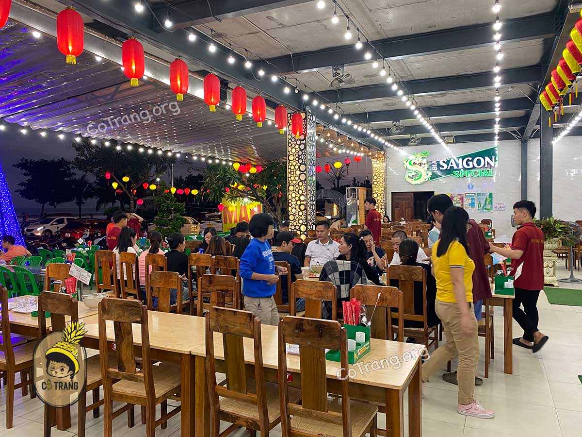 Không gian và món ăn tại Hải Sản Bé Mặn Đà Nẵng 