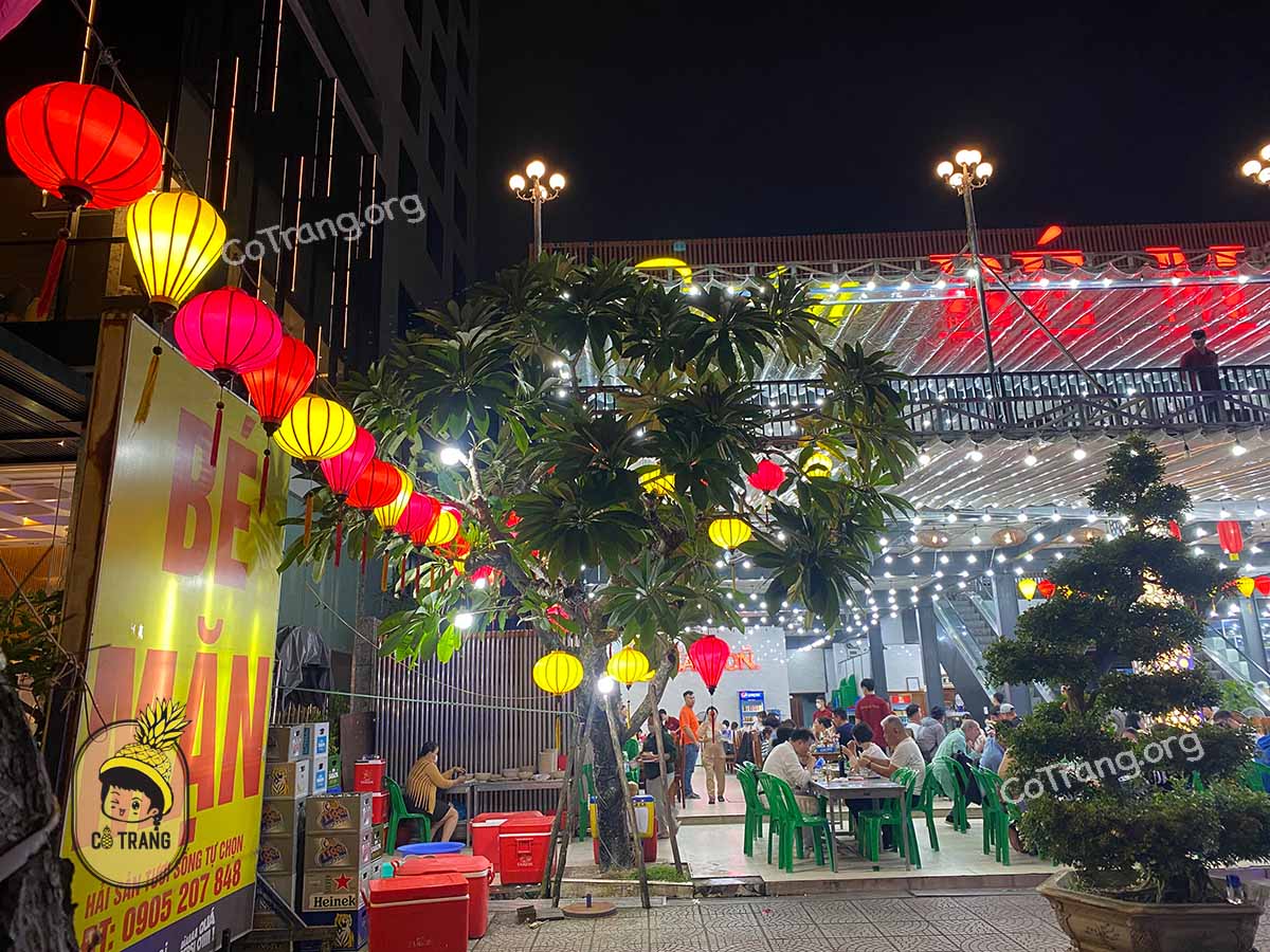 Không gian và món ăn tại Hải Sản Bé Mặn Đà Nẵng 