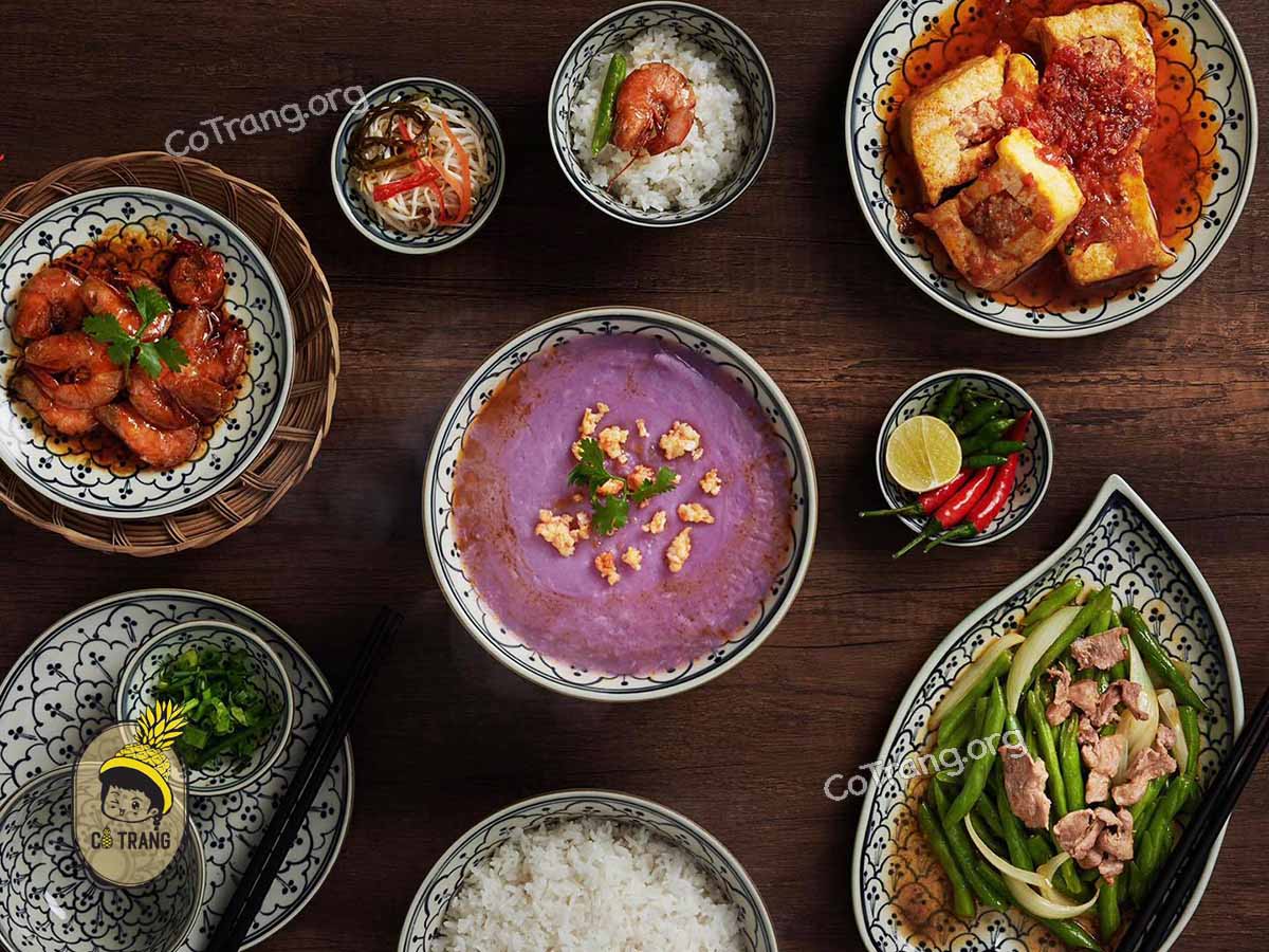 Không gian và món ăn tại Bếp Của Ngoại Đà Nẵng