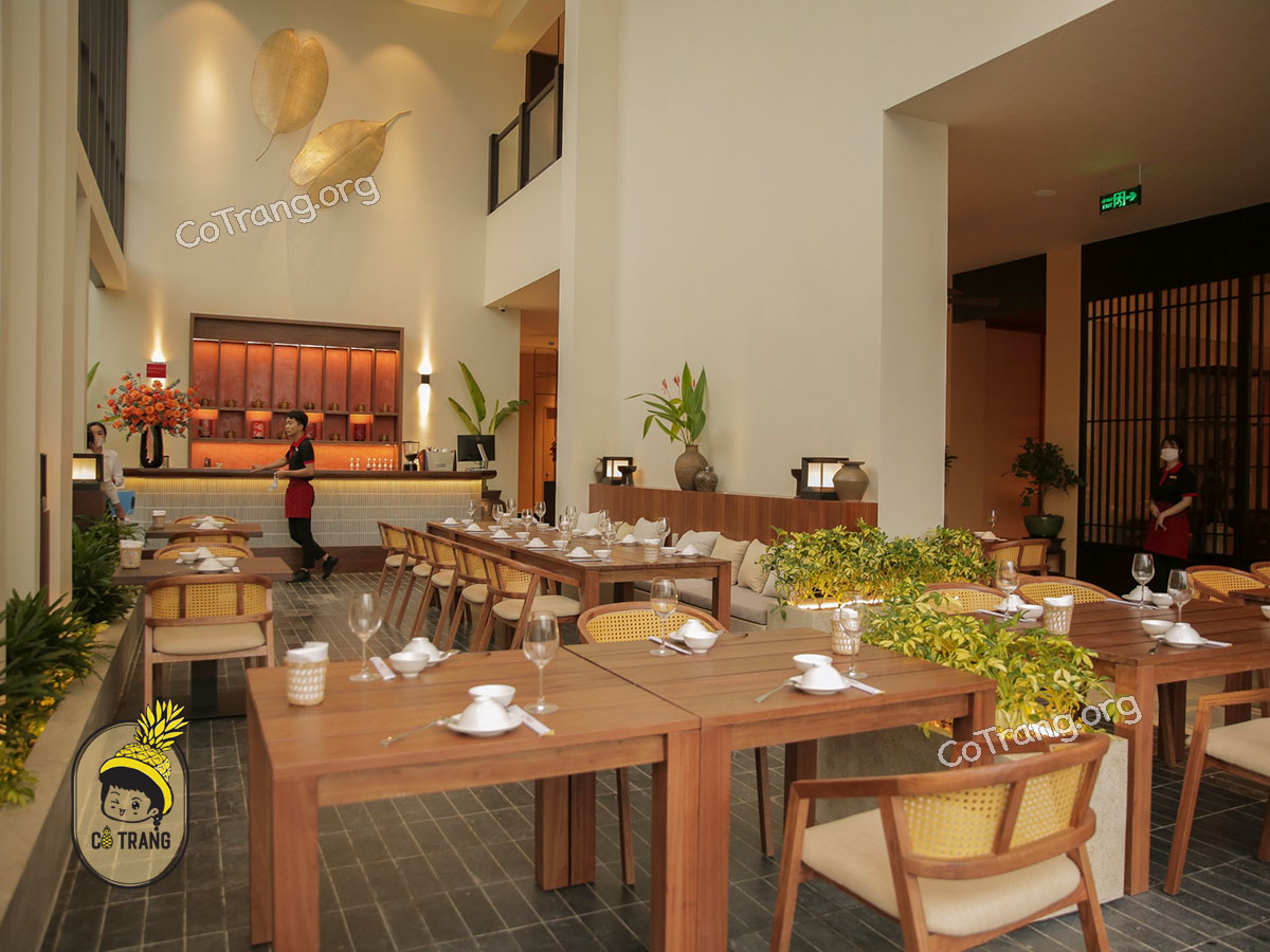 Không gian và món ăn tại Nhà Hàng Madame Lân Đà Nẵng 
