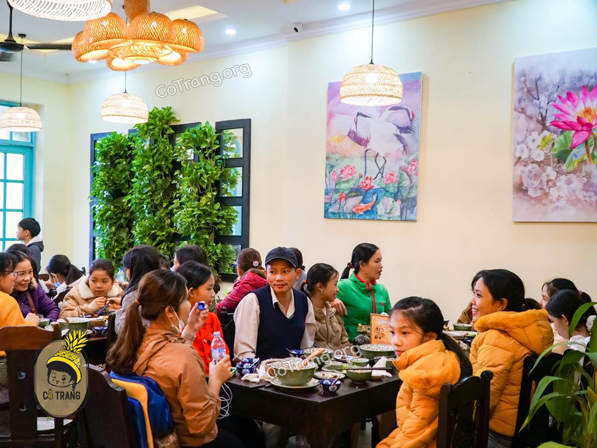 Không gian và món ăn tại Bếp Của Ngoại Đà Nẵng