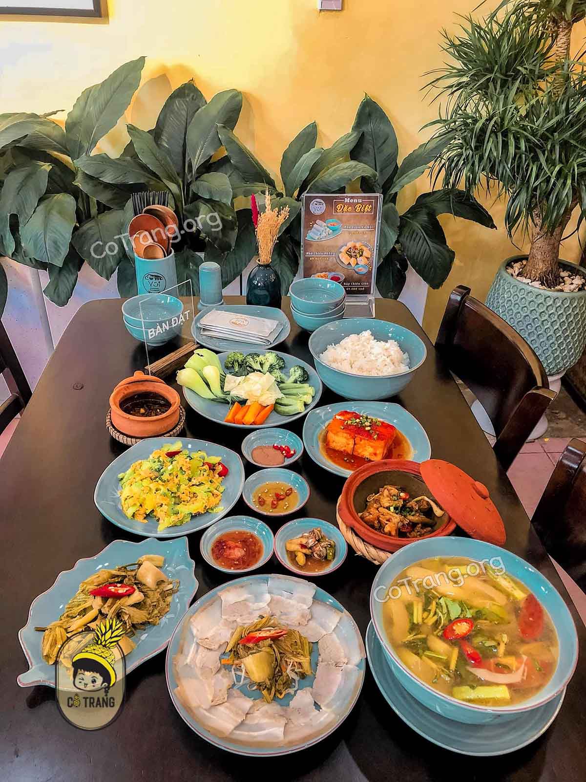 Cơm Nhà Vui có món lẩu riêu Hà Nội rất nổi tiếng