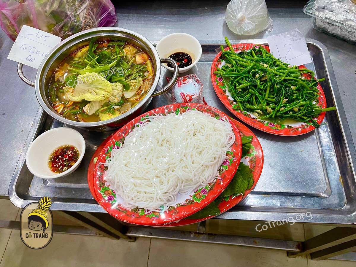 Không gian và món ăn tại Hải Sản Bé Mặn Đà Nẵng 