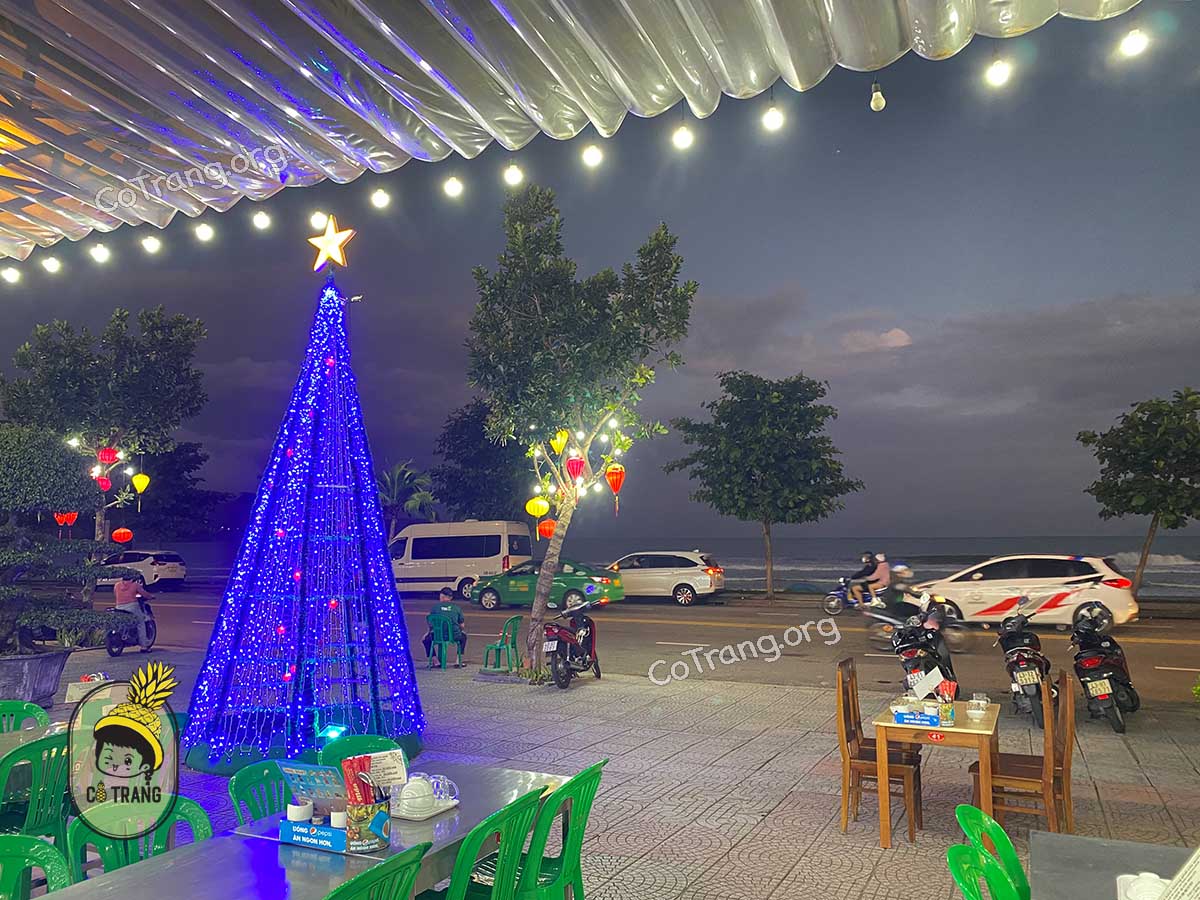 Không gian và món ăn tại Hải Sản Bé Mặn Đà Nẵng 