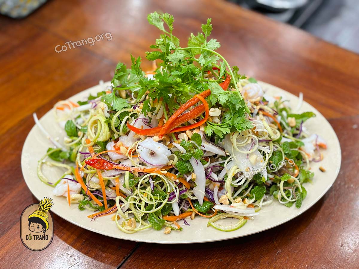 Không gian và món ăn tại Hải Sản Bé Mặn Đà Nẵng 