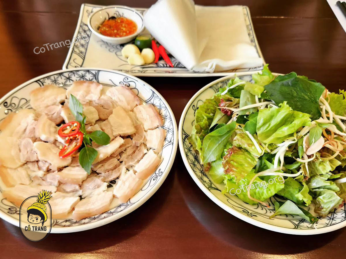 Không gian và món ăn tại Nhà Hàng Phở House Đà Nẵng
