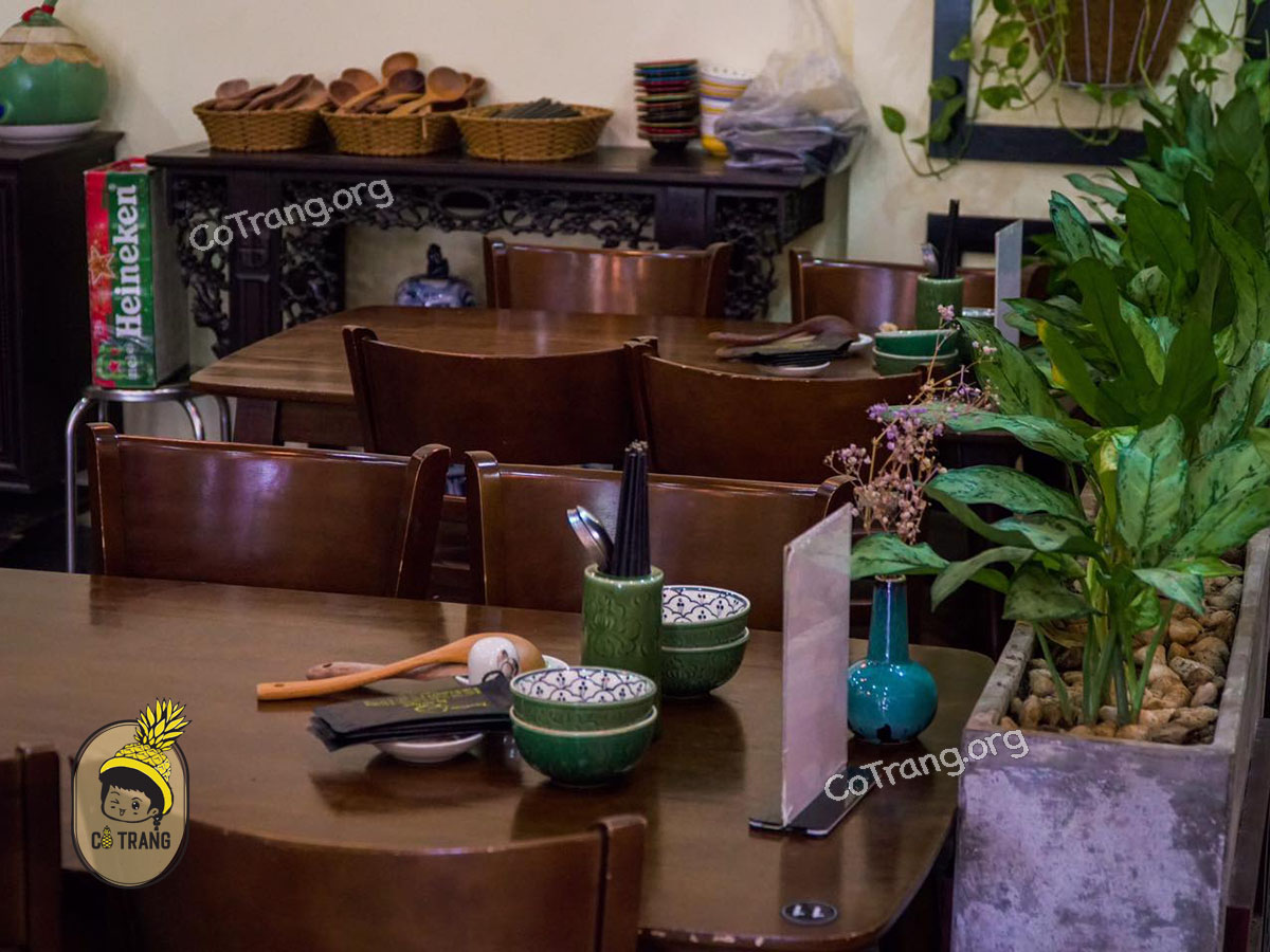 Không gian và món ăn tại Bếp Của Ngoại Đà Nẵng