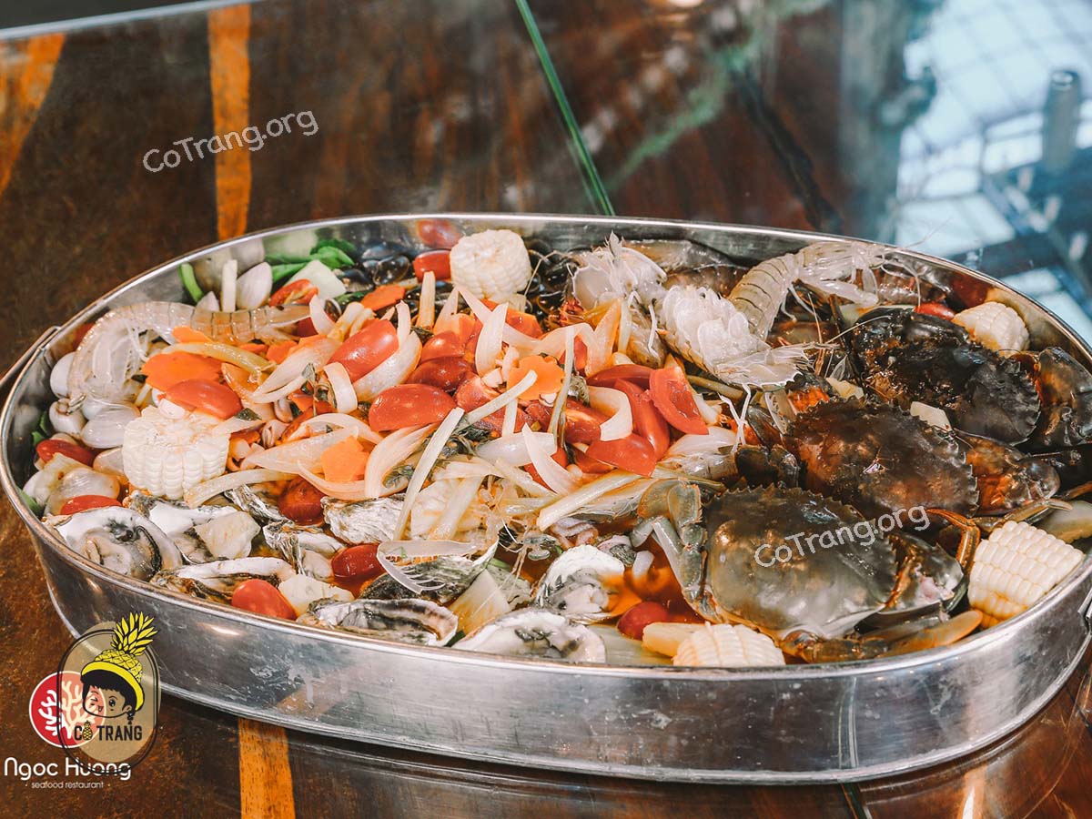 Không gian và món ăn tại Nhà Hàng Hải Sản Ngọc Hương, Đà Nẵng
