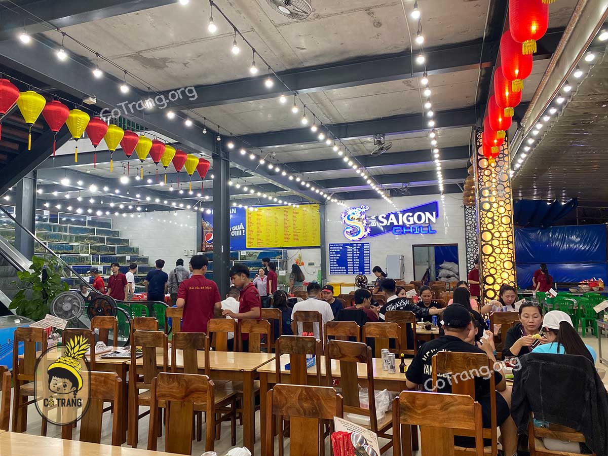 Không gian và món ăn tại Hải Sản Bé Mặn Đà Nẵng 