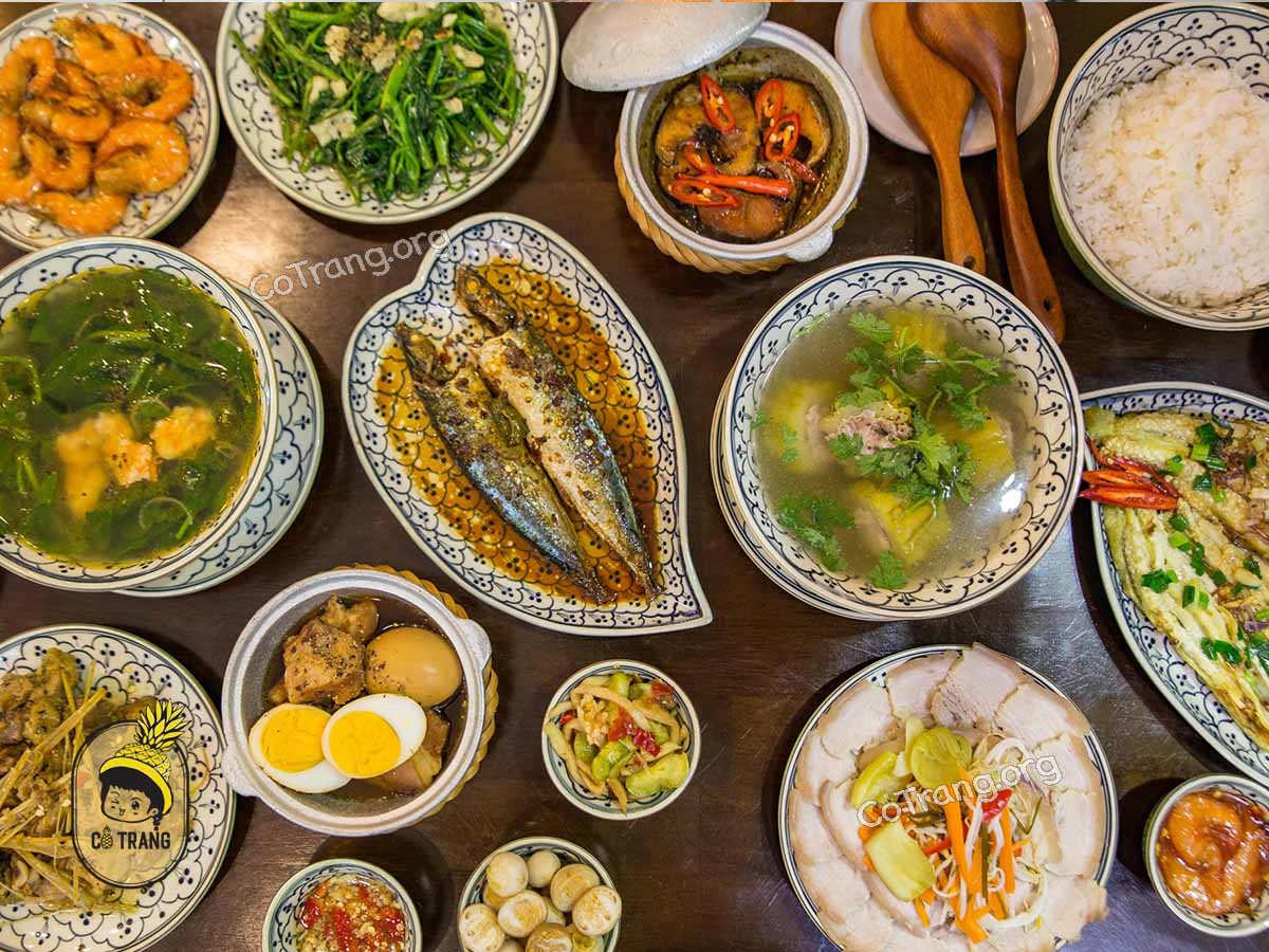 Không gian và món ăn tại Bếp Của Ngoại Đà Nẵng