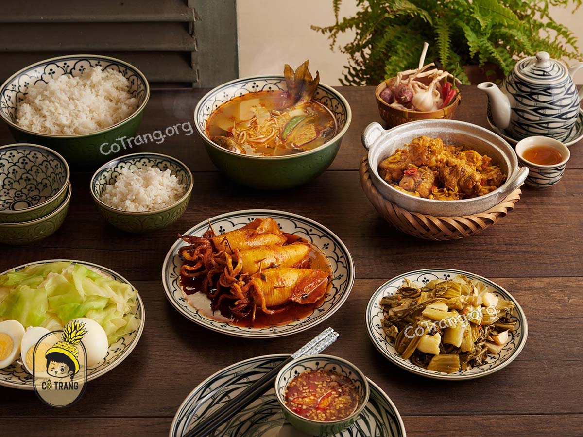 Không gian và món ăn tại Bếp Của Ngoại Đà Nẵng