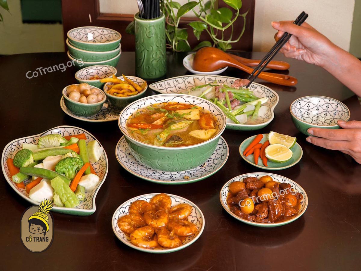 Không gian và món ăn tại Bếp Của Ngoại Đà Nẵng