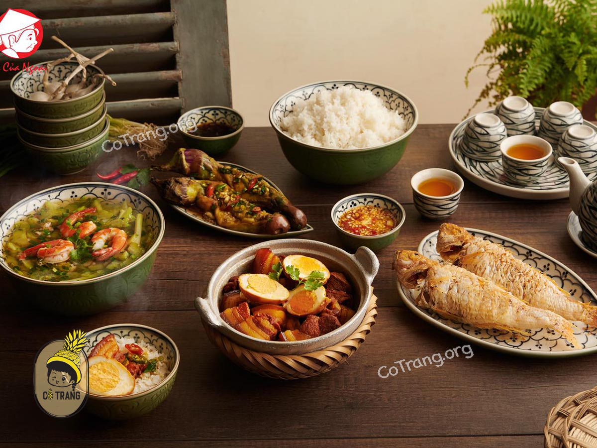 Không gian và món ăn tại Bếp Của Ngoại Đà Nẵng