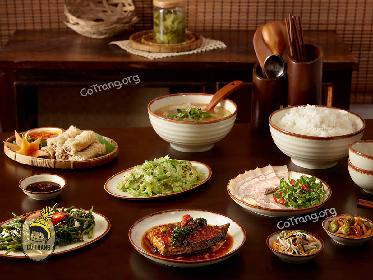 Không gian và món ăn tại Cơm Nhà Kiều Thị Đà Nẵng
