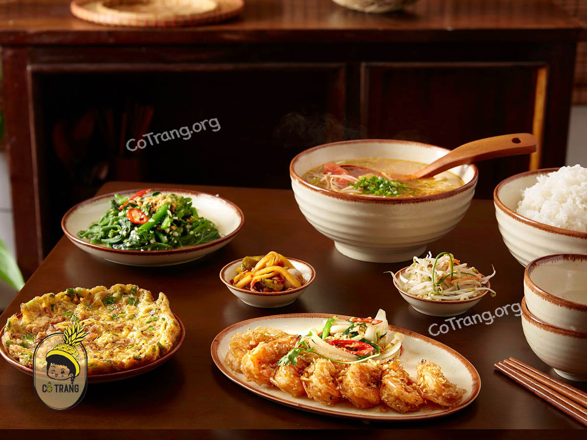 Không gian và món ăn tại Cơm Nhà Kiều Thị Đà Nẵng