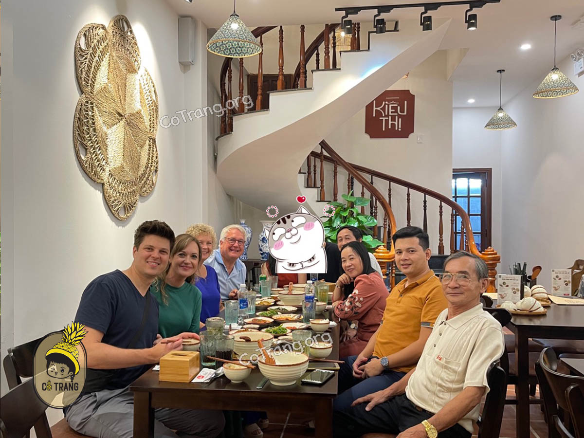 Không gian và món ăn tại Cơm Nhà Kiều Thị Đà Nẵng