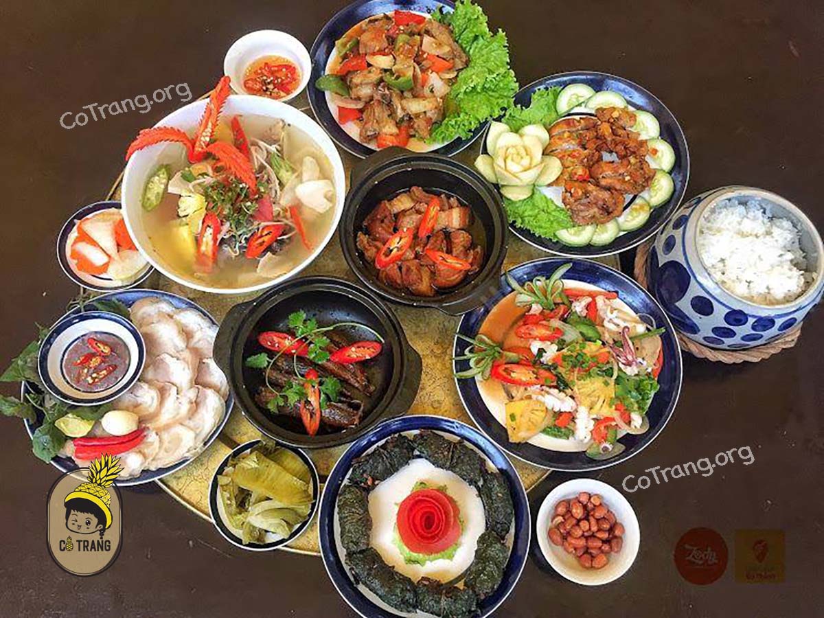 Không gian và món ăn tại Cơm Nhà Linh Đà Nẵng