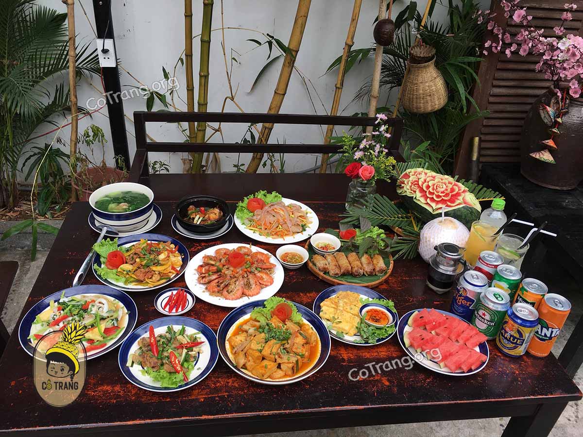 Không gian và món ăn tại Cơm Nhà Linh Đà Nẵng