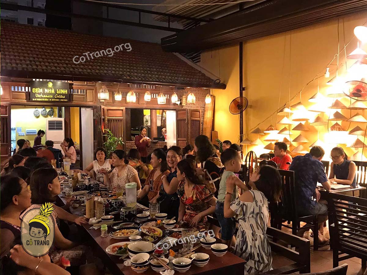Không gian và món ăn tại Cơm Nhà Linh Đà Nẵng