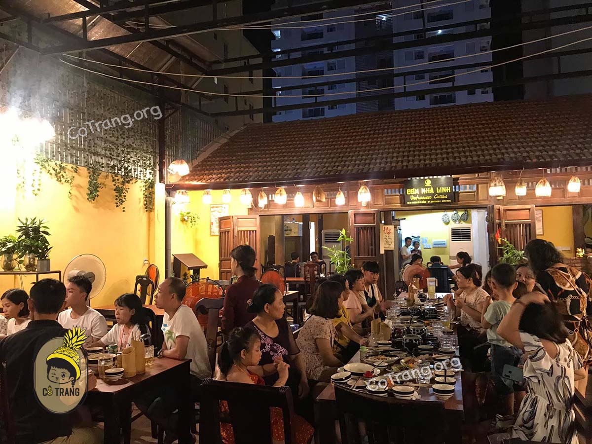 Không gian và món ăn tại Cơm Nhà Linh Đà Nẵng