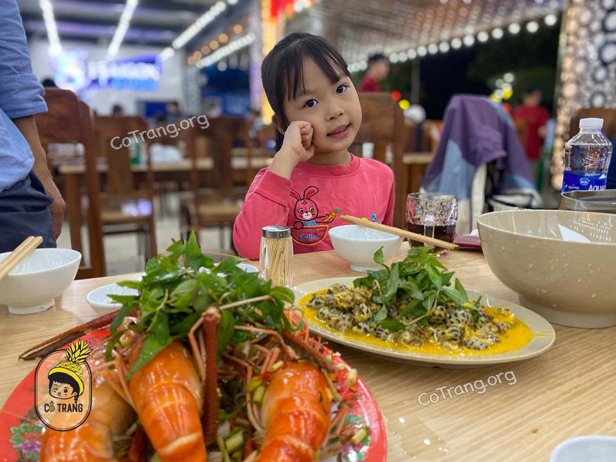 Không gian và món ăn tại Hải Sản Bé Mặn Đà Nẵng 