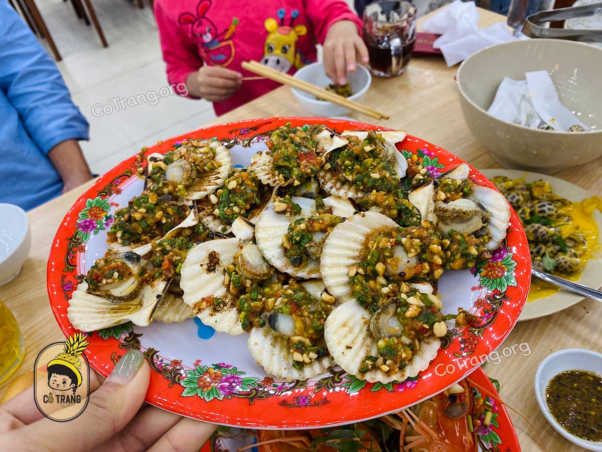 Không gian và món ăn tại Hải Sản Bé Mặn Đà Nẵng 