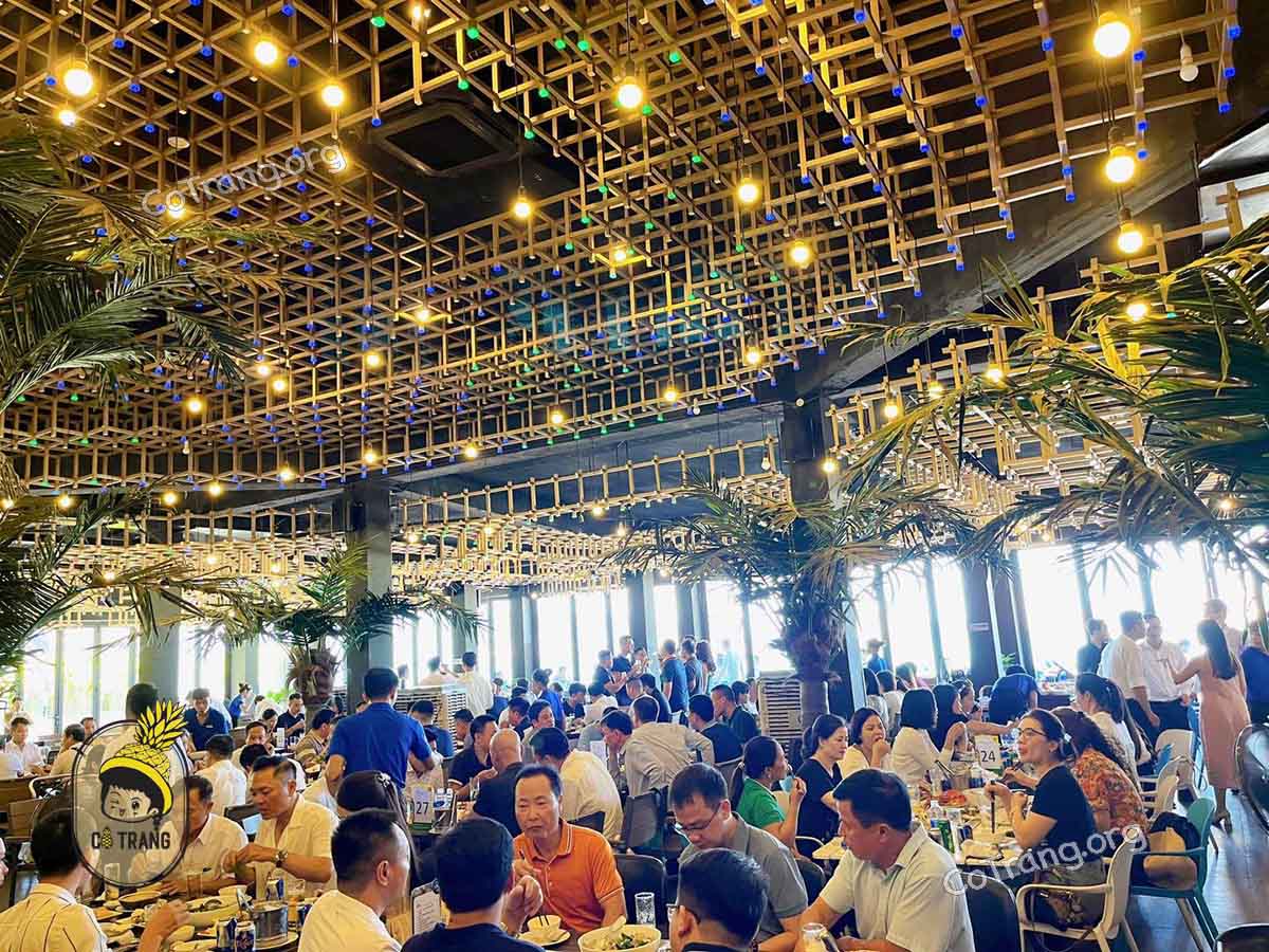 Không gian và món ăn tại Nhà Hàng Hải Sản Phố Đà Nẵng