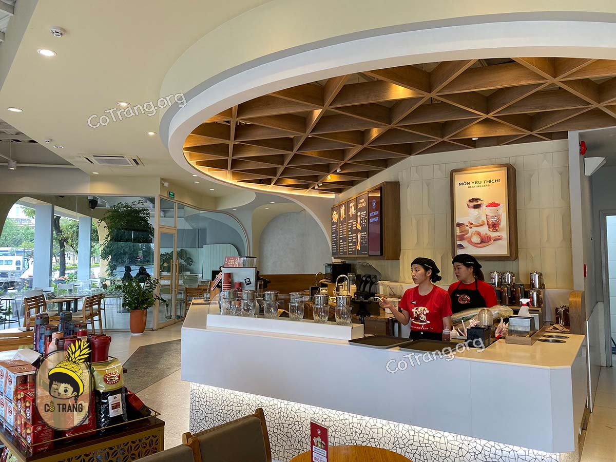 Không gian thực tế tại Highlands Coffee Đồng Hới