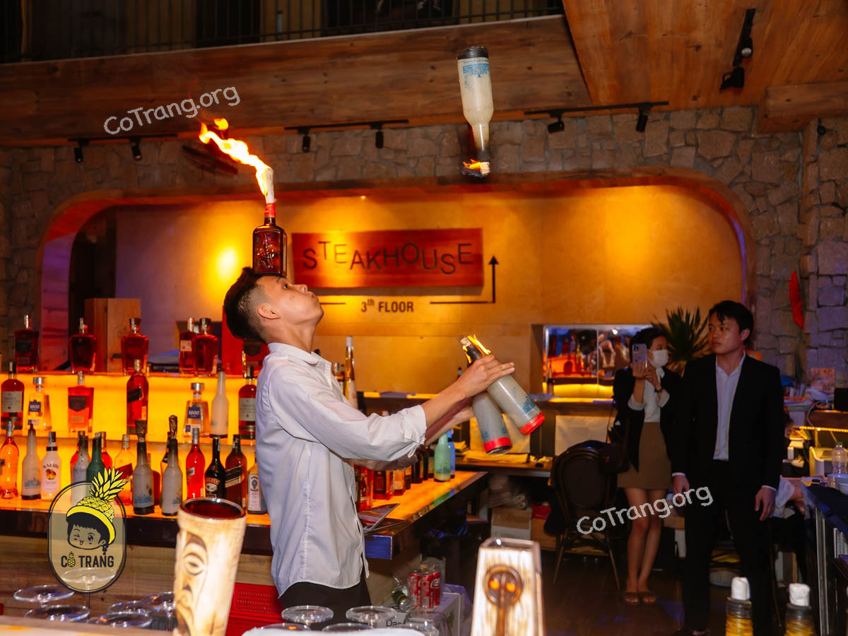 Không gian và món ăn tại Lounge Beach Bar & Restaurant Đà Nẵng
