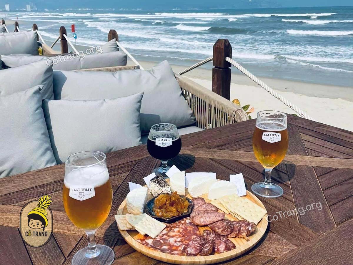 Không gian và món ăn tại Nhà Hàng East West Brewing Đà Nẵng