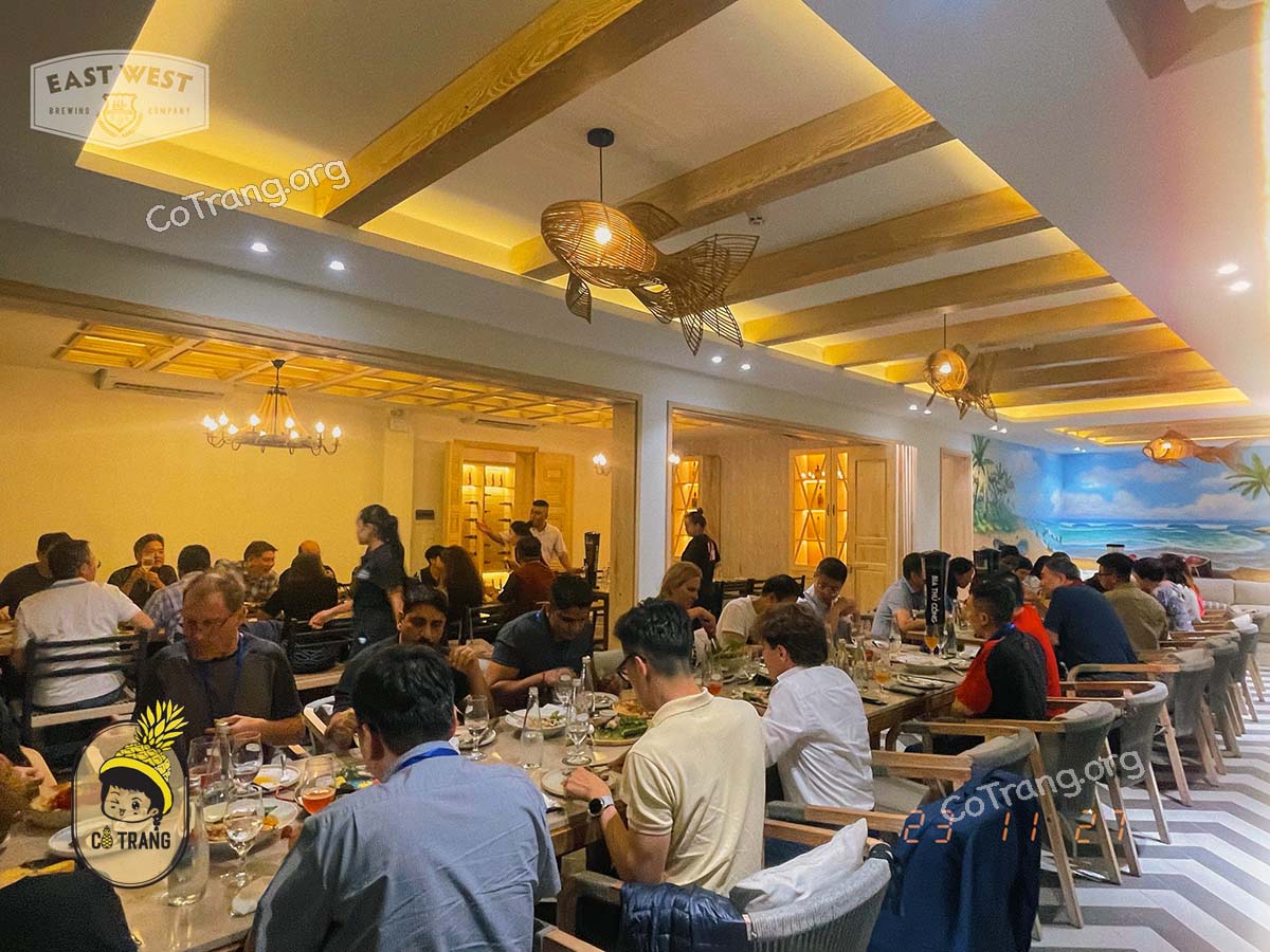 Không gian và món ăn tại Nhà Hàng East West Brewing Đà Nẵng