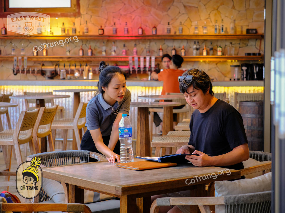 Không gian và món ăn tại Nhà Hàng East West Brewing Đà Nẵng