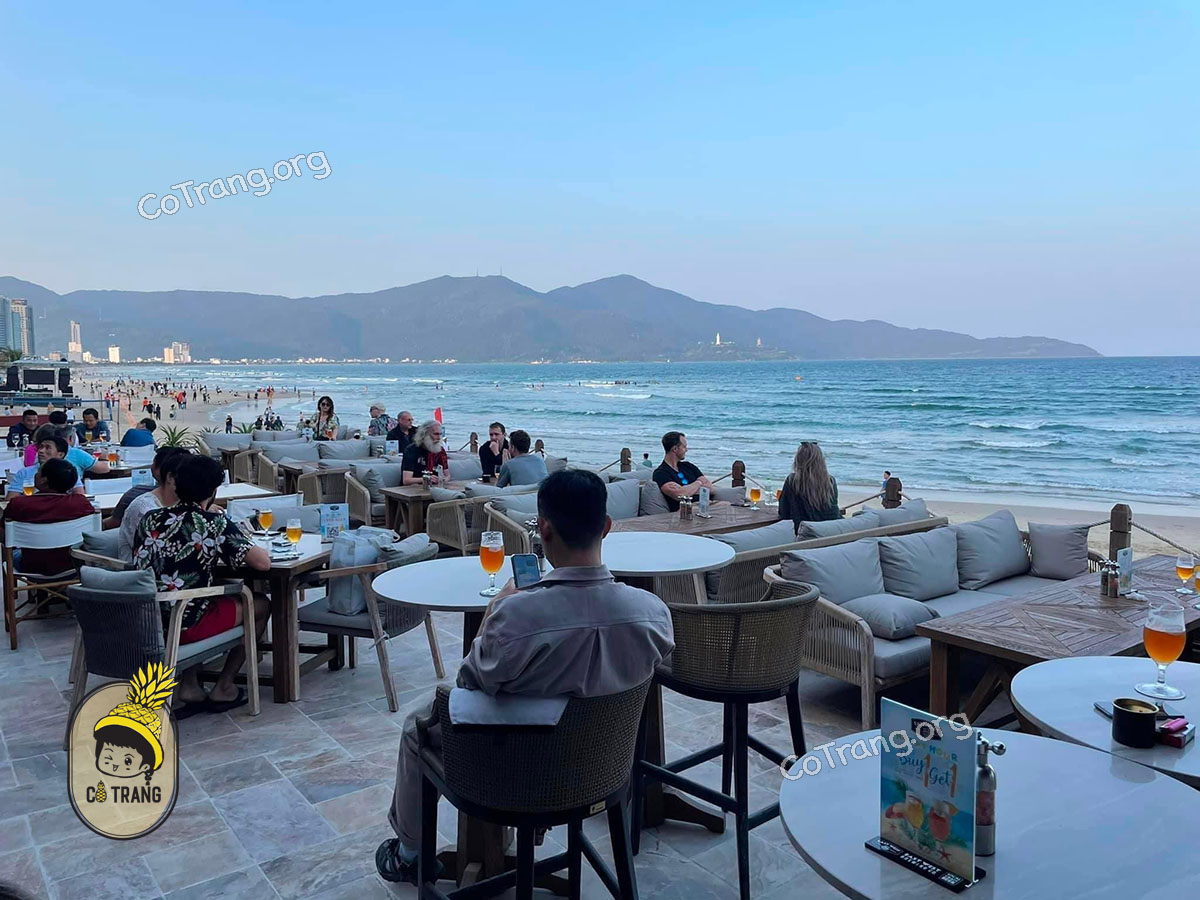 Không gian và món ăn tại Nhà Hàng East West Brewing Đà Nẵng