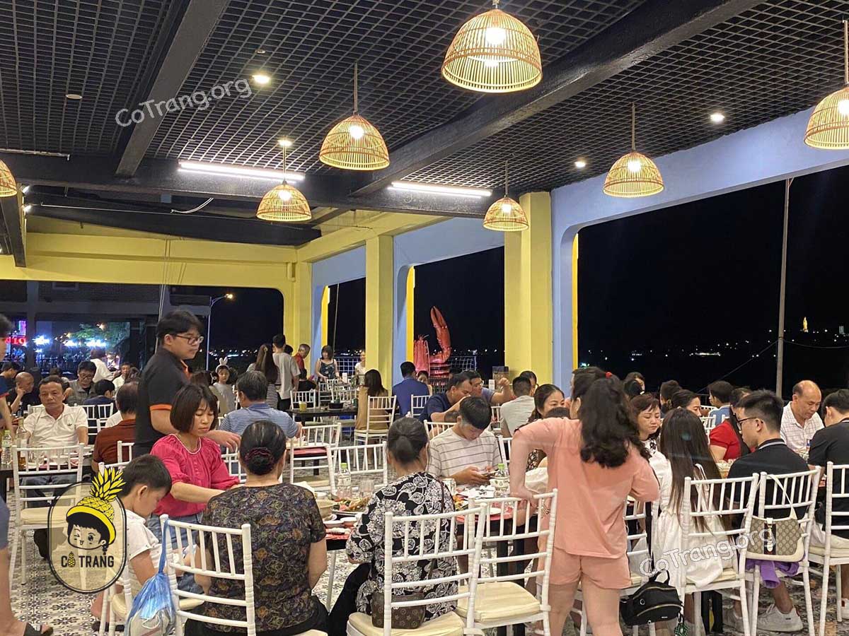 Không gian và món ăn tại Nhà Hàng Hải Sản Hàu Sữa Quán Đà Nẵng