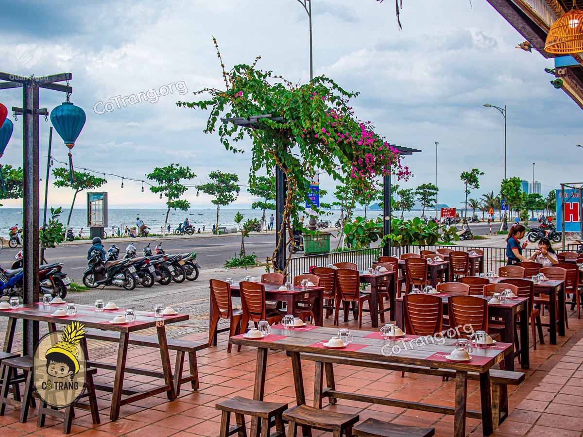 Không gian và món ăn tại Nhà Hàng Hải Sản Hàu Sữa Quán Đà Nẵng