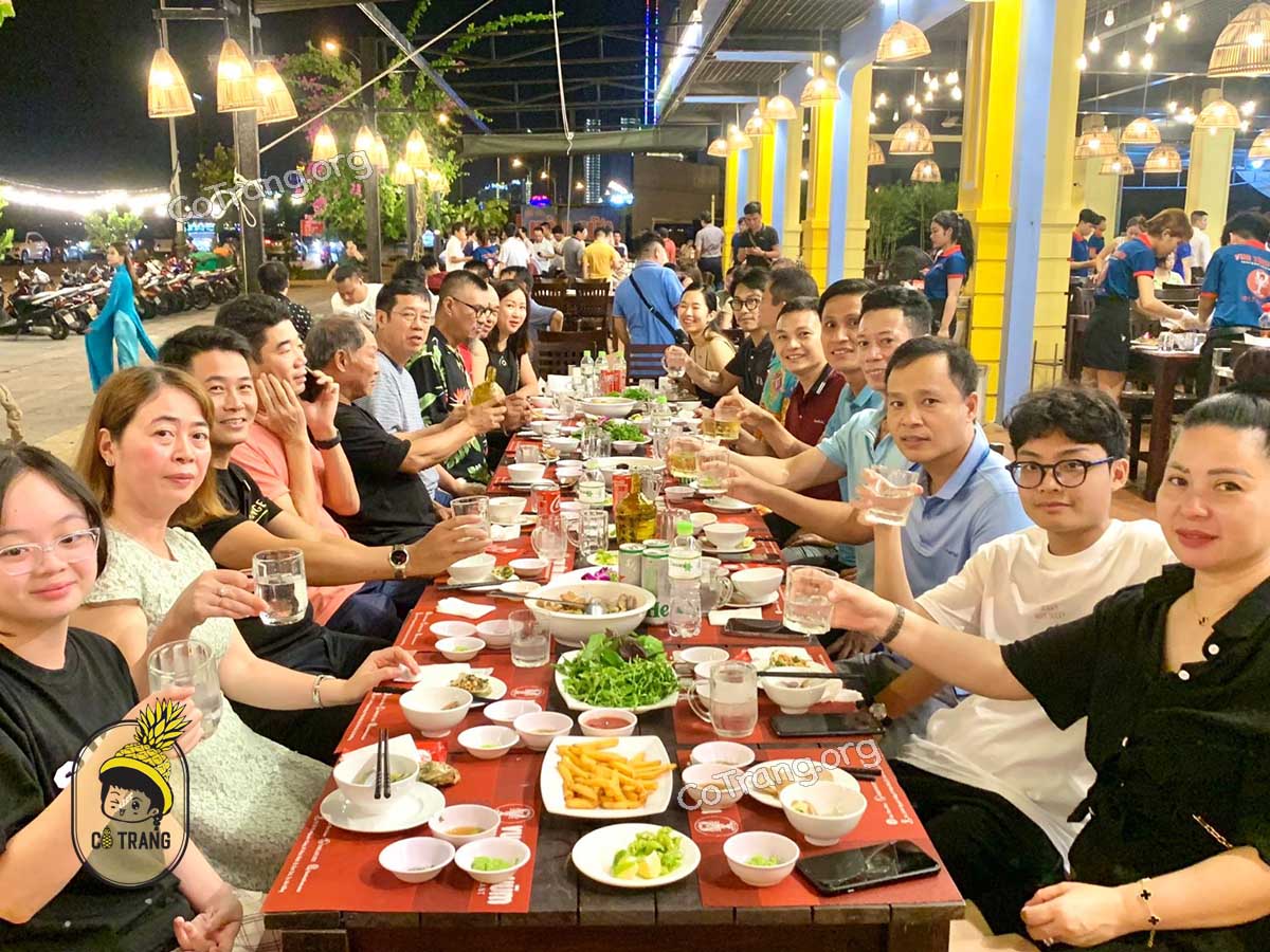 Không gian và món ăn tại Nhà Hàng Hải Sản Hàu Sữa Quán Đà Nẵng