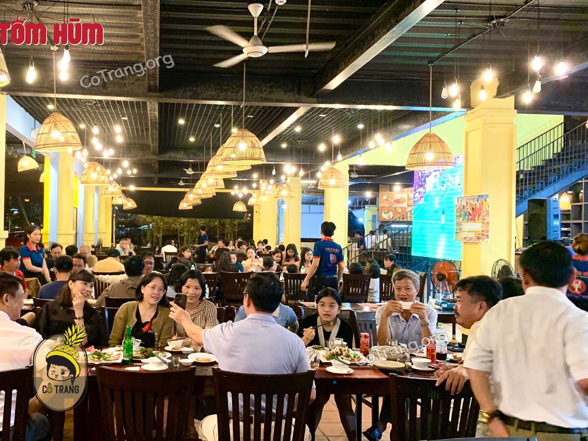 Không gian và món ăn tại Nhà Hàng Hải Sản Hàu Sữa Quán Đà Nẵng