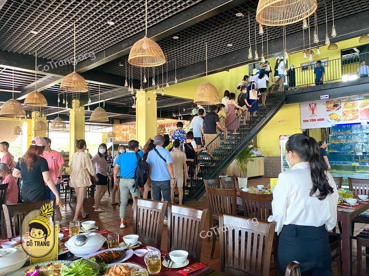 Không gian và món ăn tại Nhà Hàng Hải Sản Hàu Sữa Quán Đà Nẵng