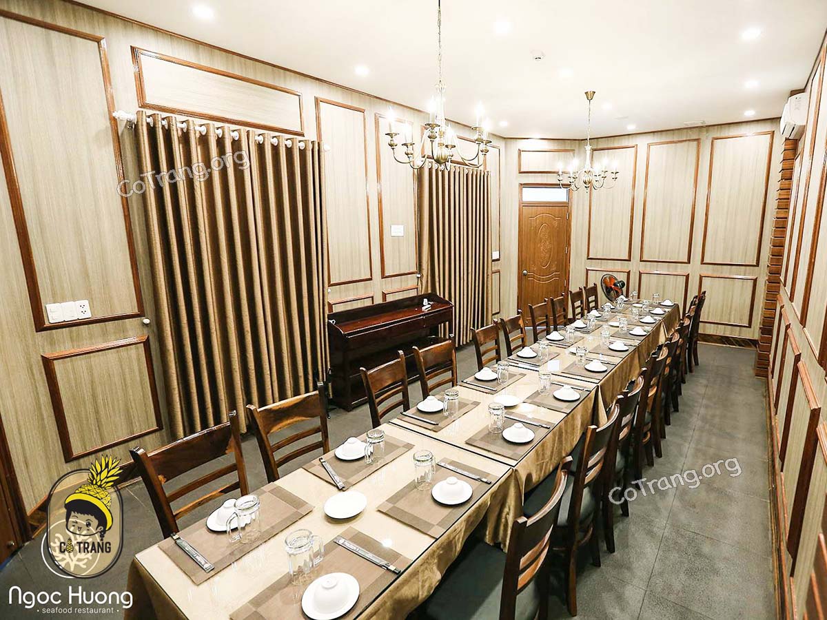 Không gian và món ăn tại Nhà Hàng Hải Sản Ngọc Hương, Đà Nẵng