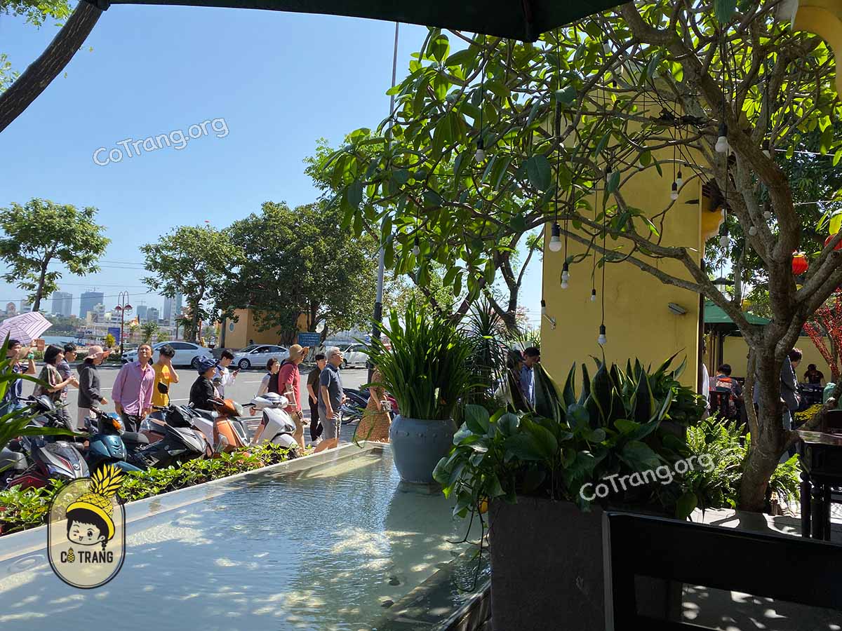 Không gian và món ăn tại Nhà Hàng Madame Lân Đà Nẵng 